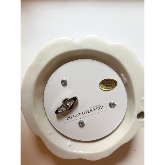 Dillard’s Trimmings 10” Musical Angel Wind Up Plays The First Noel Porcelain - Picture 6 of 10